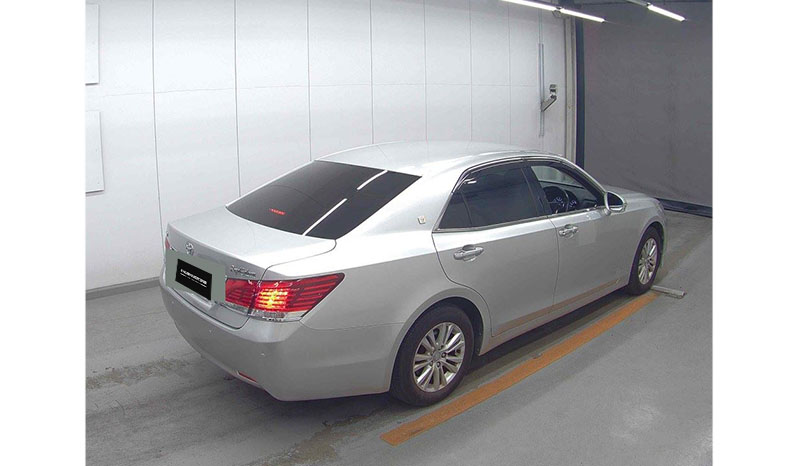2013 Toyota Crown Royal Salon image-4