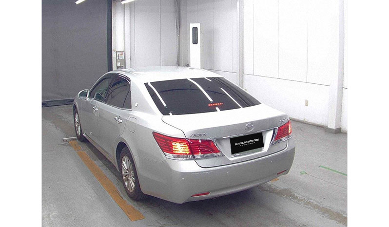2013 Toyota Crown Royal Salon image-5