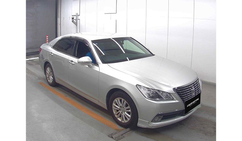 2013 Toyota Crown Royal Salon image-7