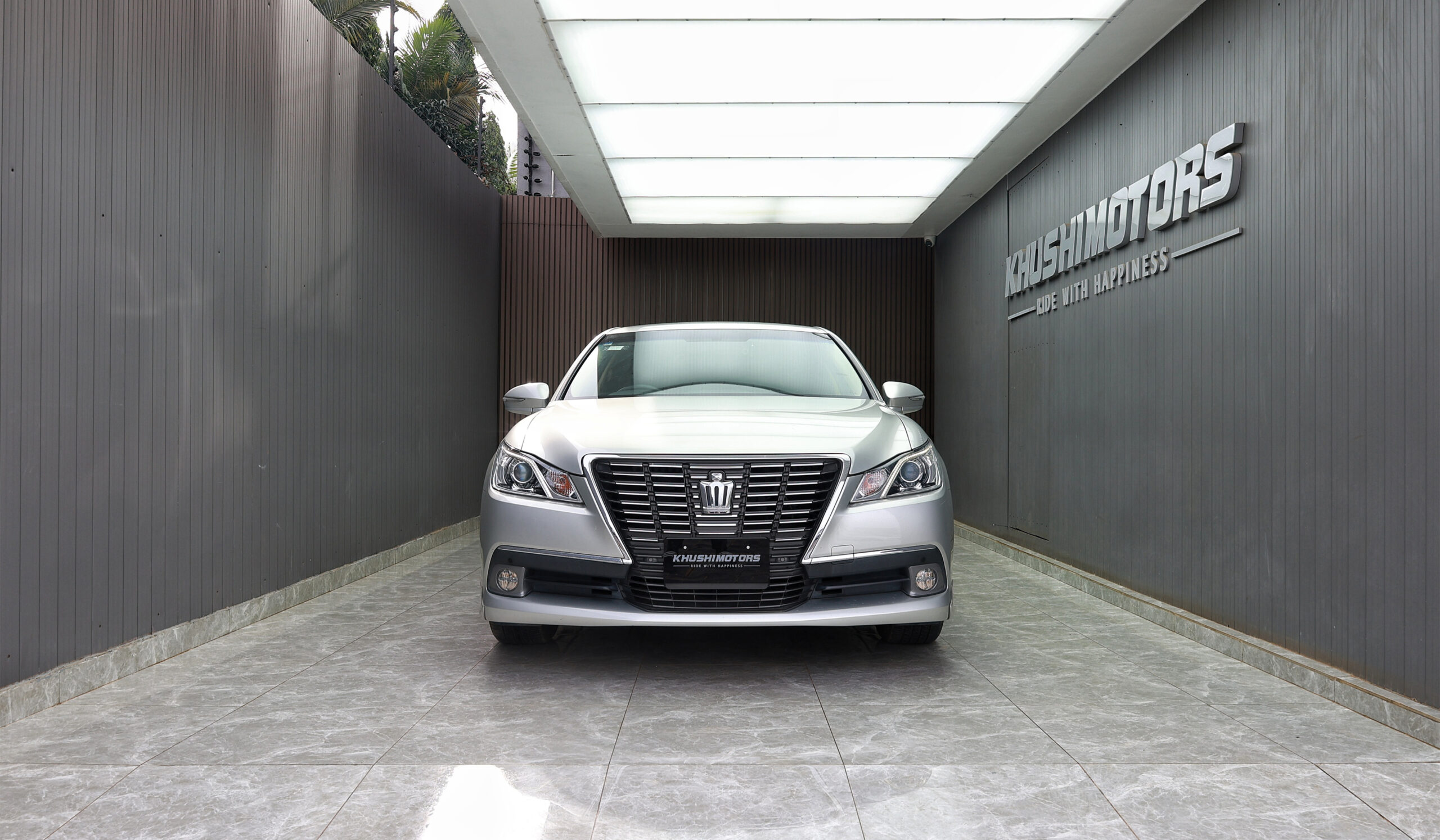 2013 Toyota Crown Royal Salon image-8