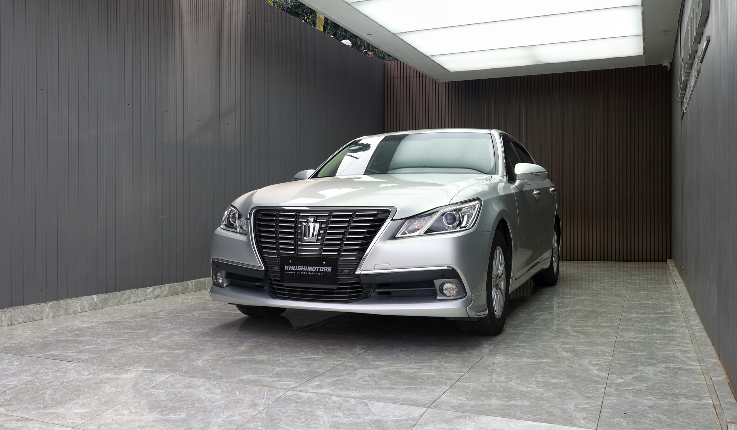 2013 Toyota Crown Royal Salon image-9