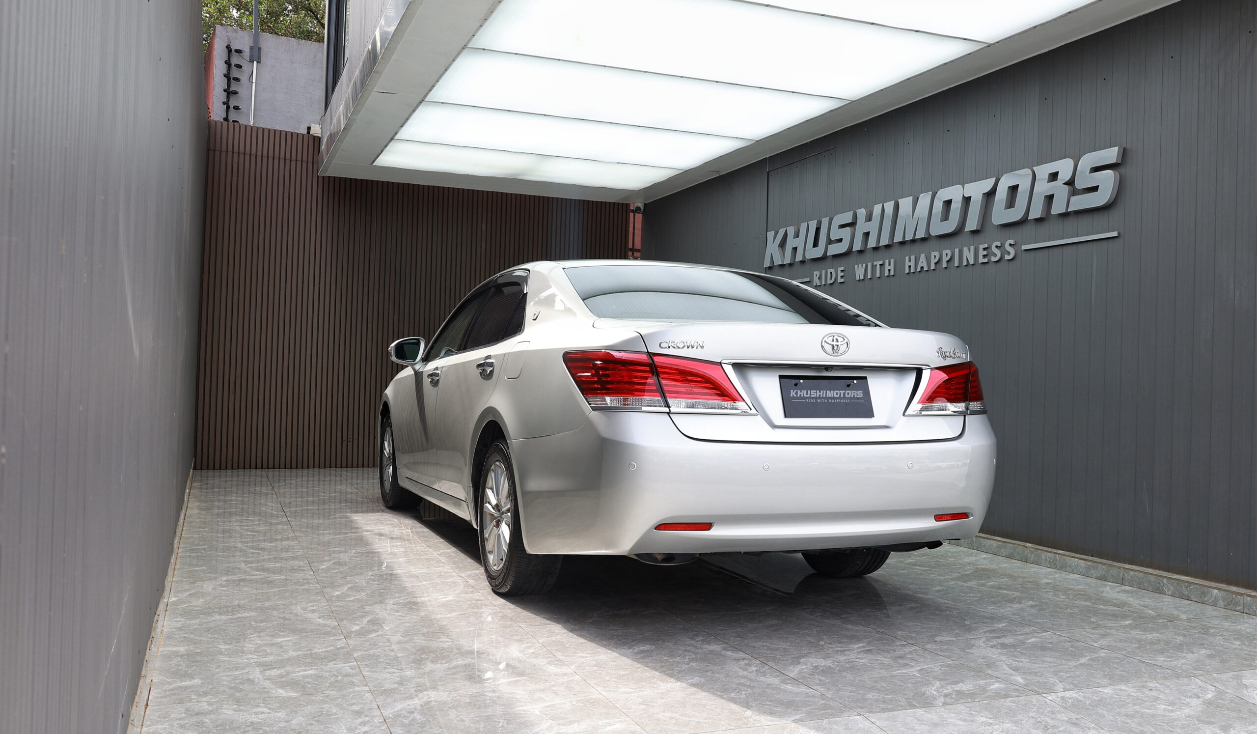 2013 Toyota Crown Royal Salon image-10