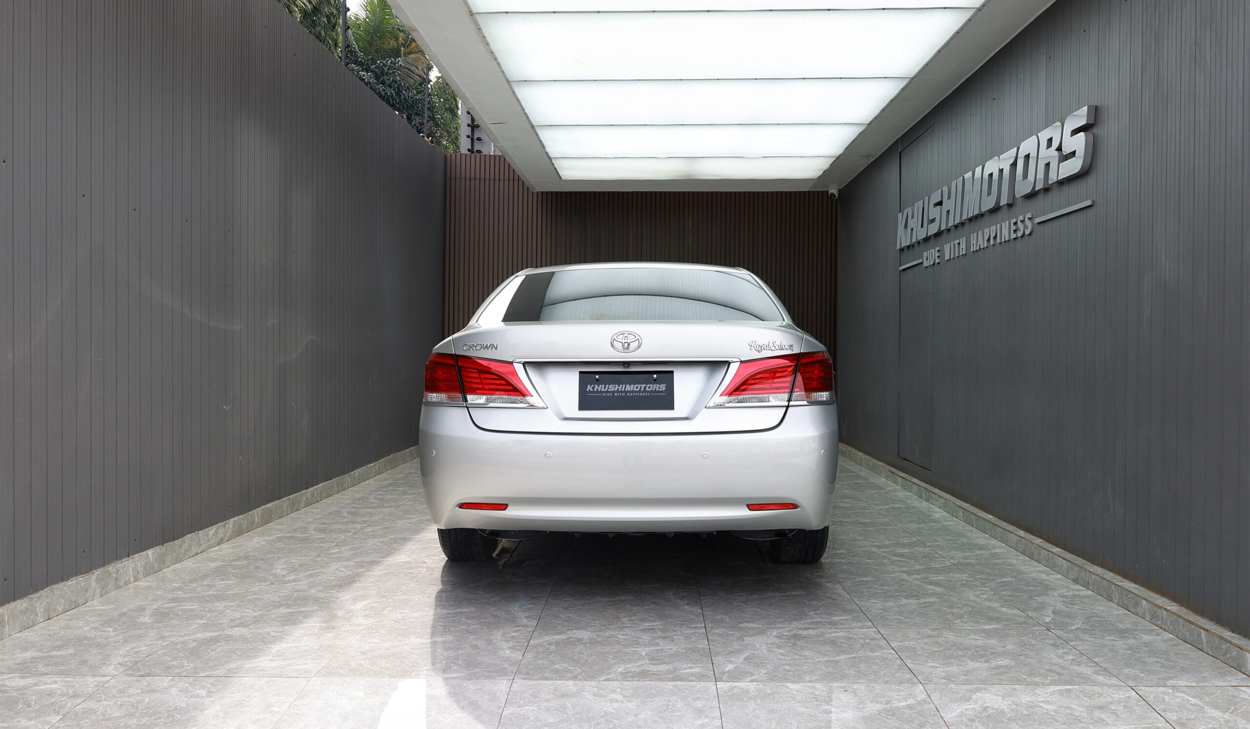 2013 Toyota Crown Royal Salon image-11