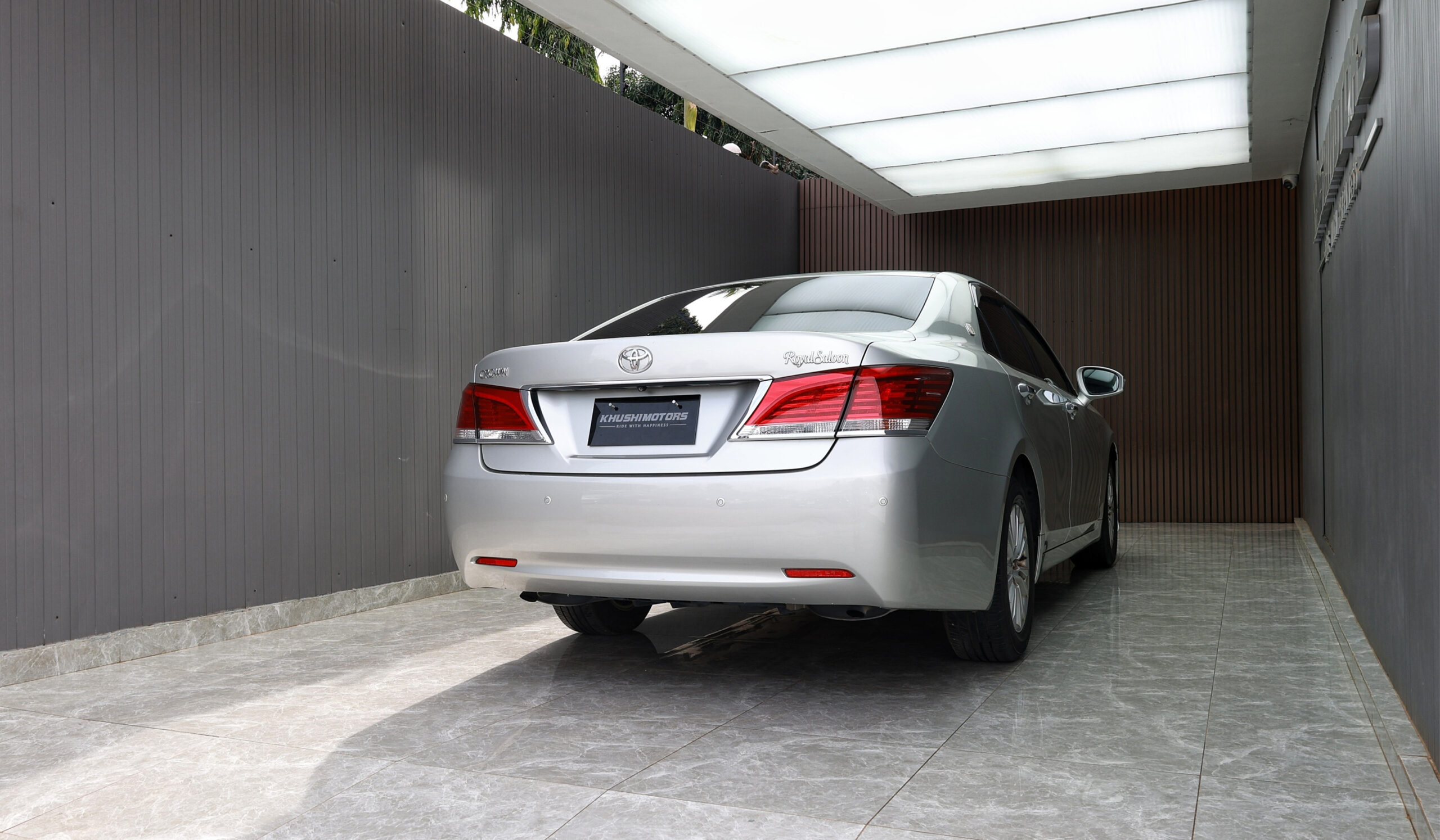 2013 Toyota Crown Royal Salon image-12