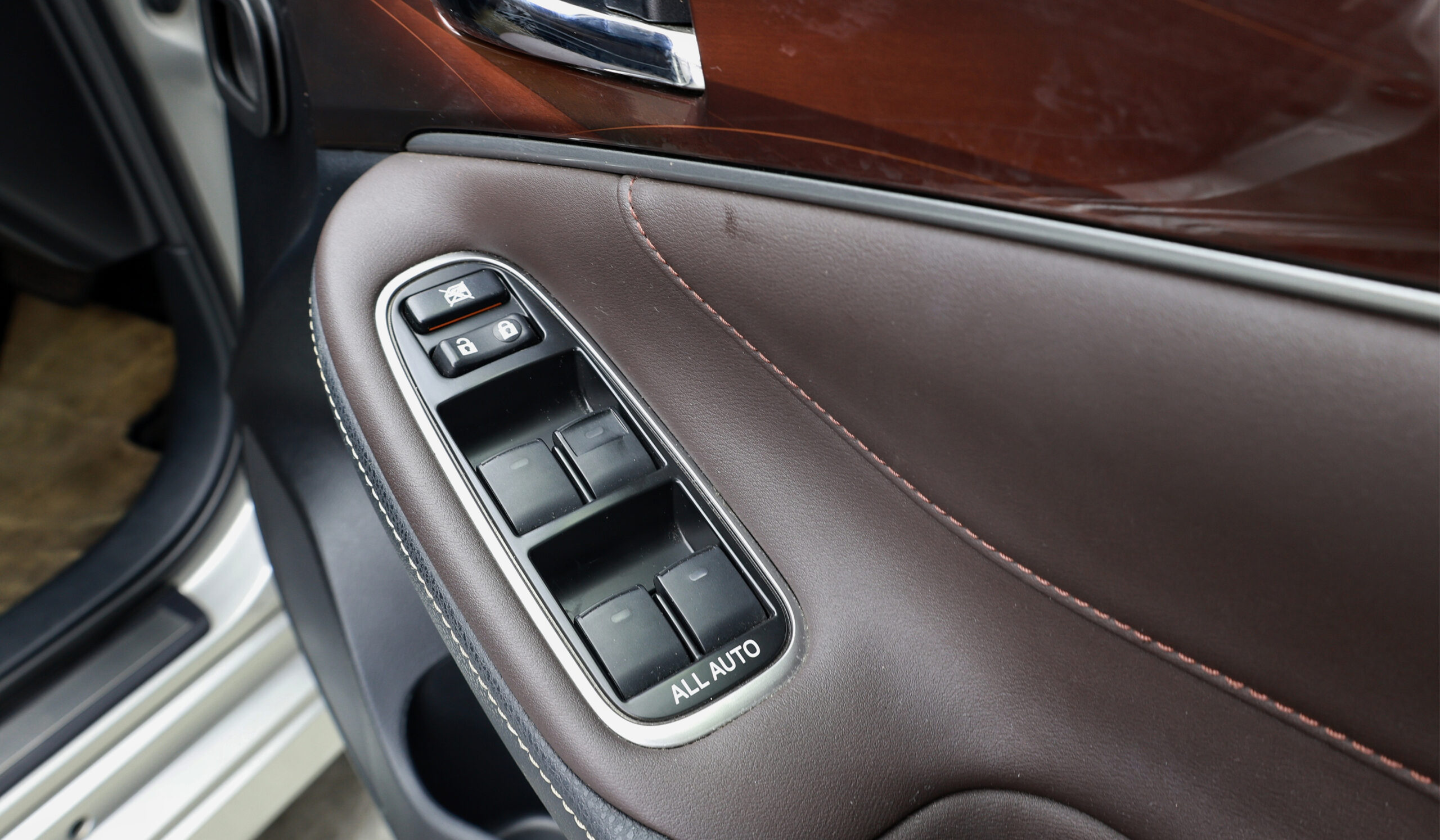 2013 Toyota Crown Royal Salon image-15