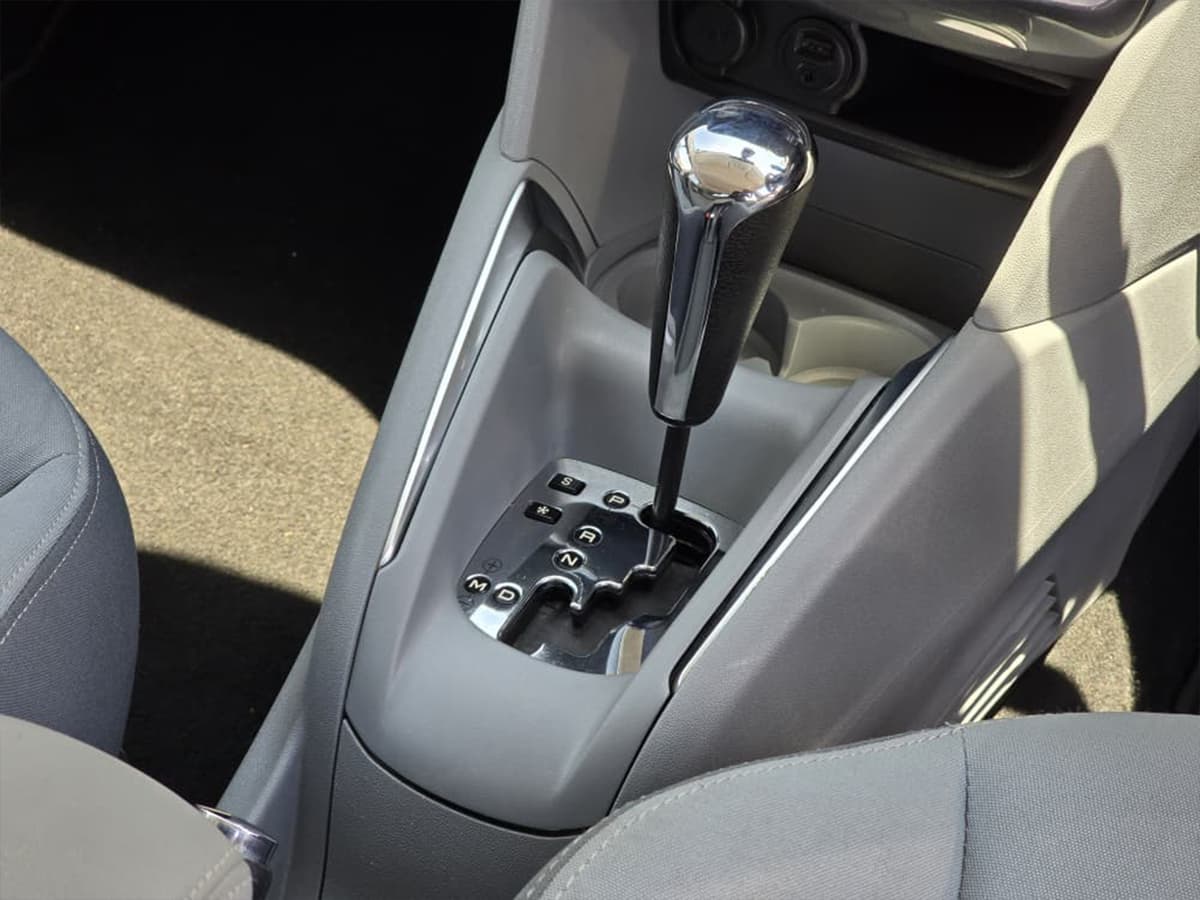 2012 Peugeot 208 image-16