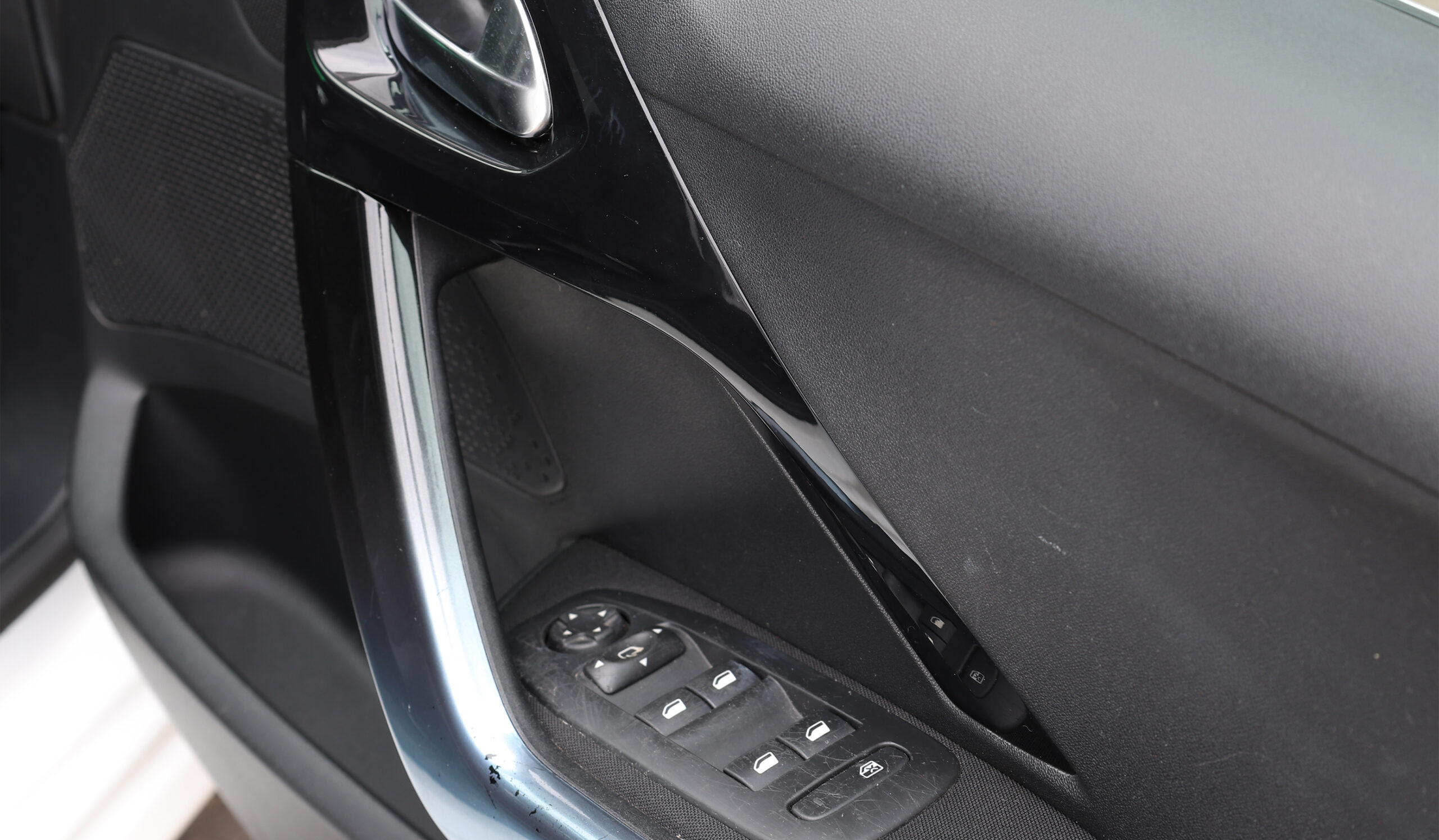 2013 Peugeot 208 Premium image-14