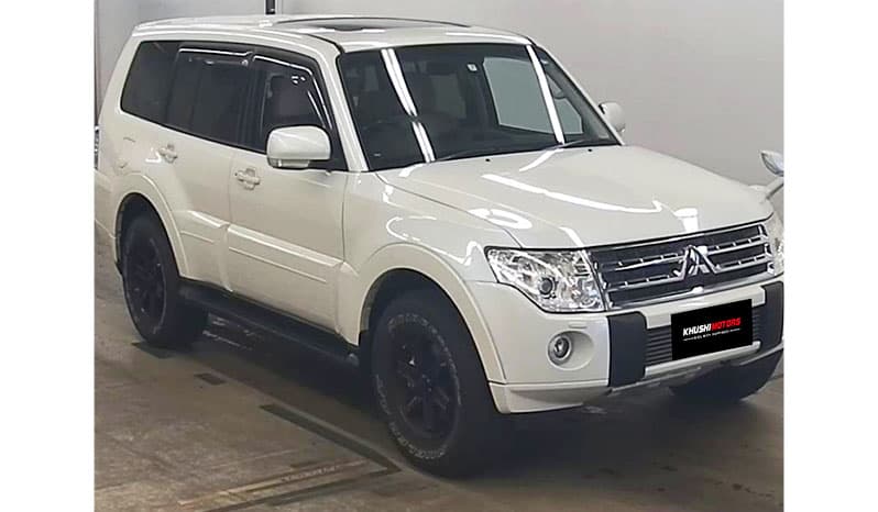 2011 Mitsubishi Pajero image-1