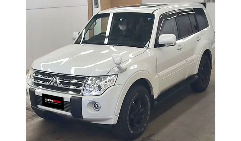 2011 Mitsubishi Pajero image-2