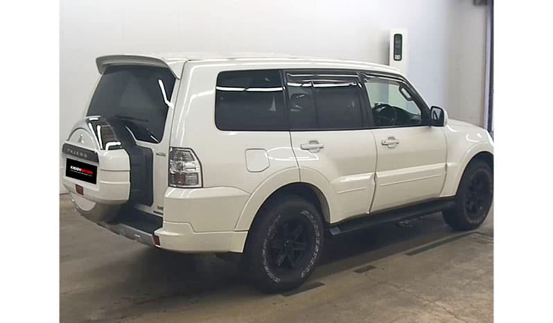 2011 Mitsubishi Pajero image-3