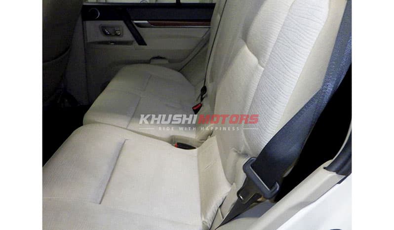 2011 Mitsubishi Pajero image-6