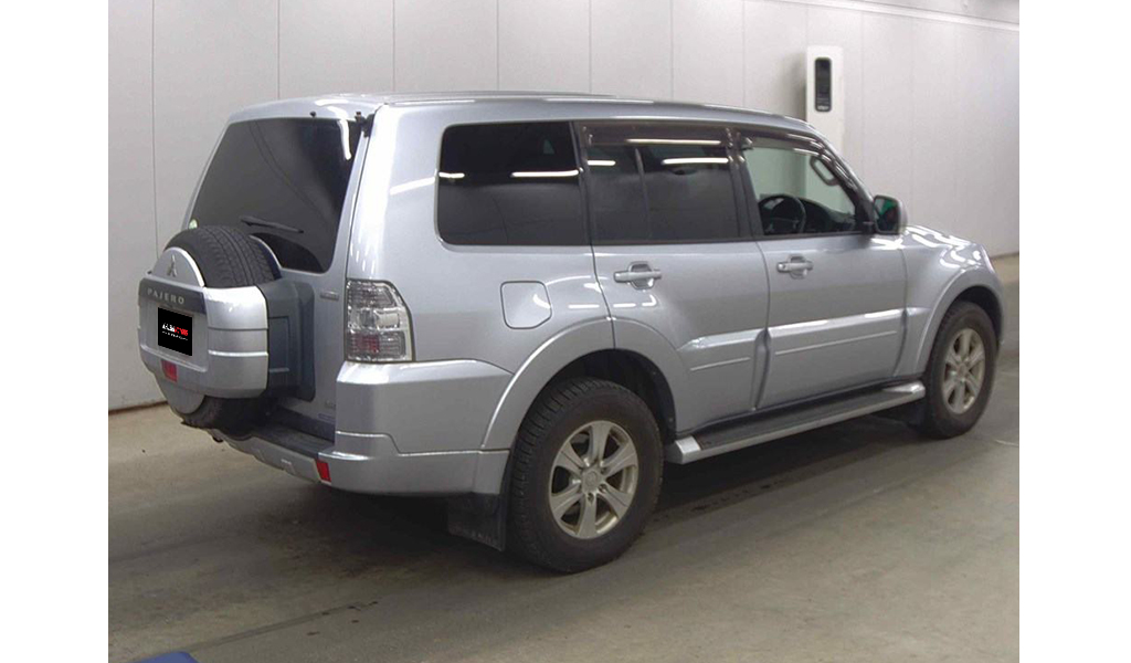 2012 Mitsubishi Pajero image-3