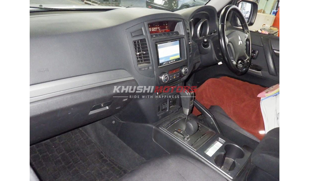 2012 Mitsubishi Pajero image-5