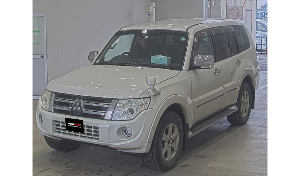 2012 Mitsubishi Pajero image-1