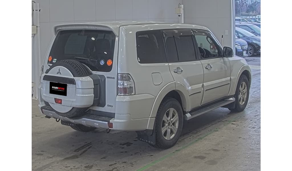 2012 Mitsubishi Pajero image-2