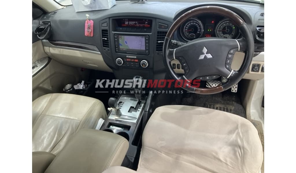 2012 Mitsubishi Pajero image-3