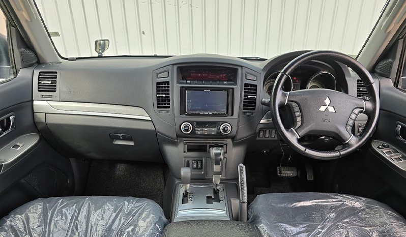 2012 Mitsubishi Pajero image-10