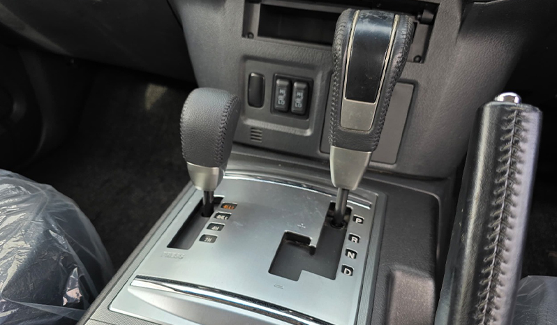 2012 Mitsubishi Pajero image-12