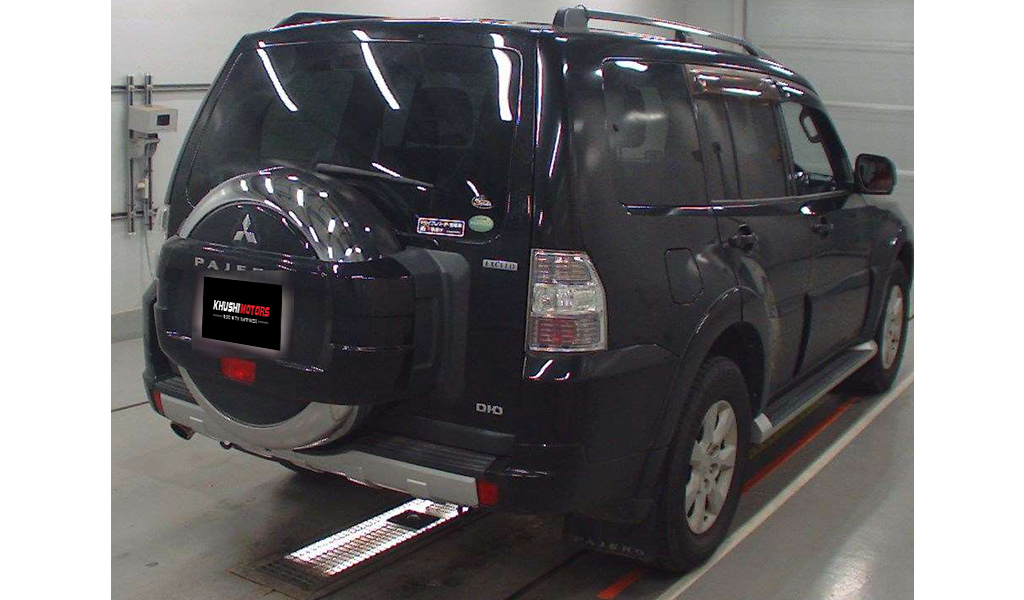 2012 Mitsubishi Pajero image-5