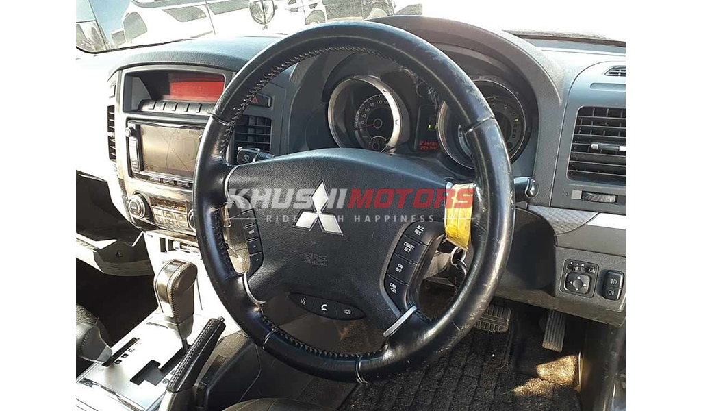 2012 Mitsubishi Pajero image-6