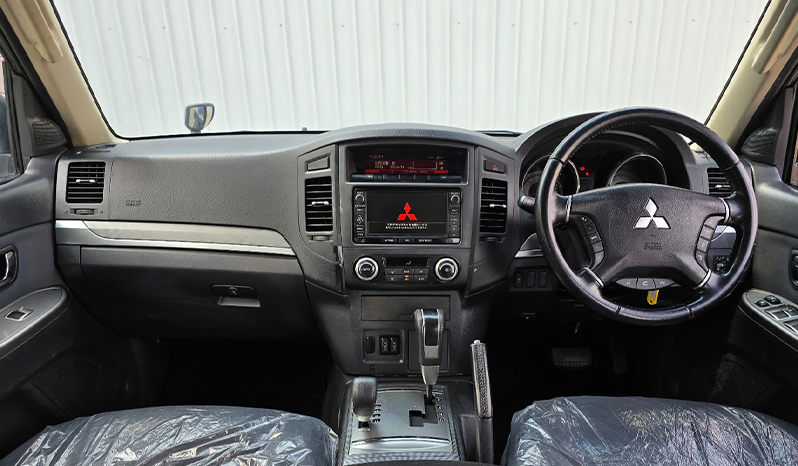 2012 Mitsubishi Pajero image-12