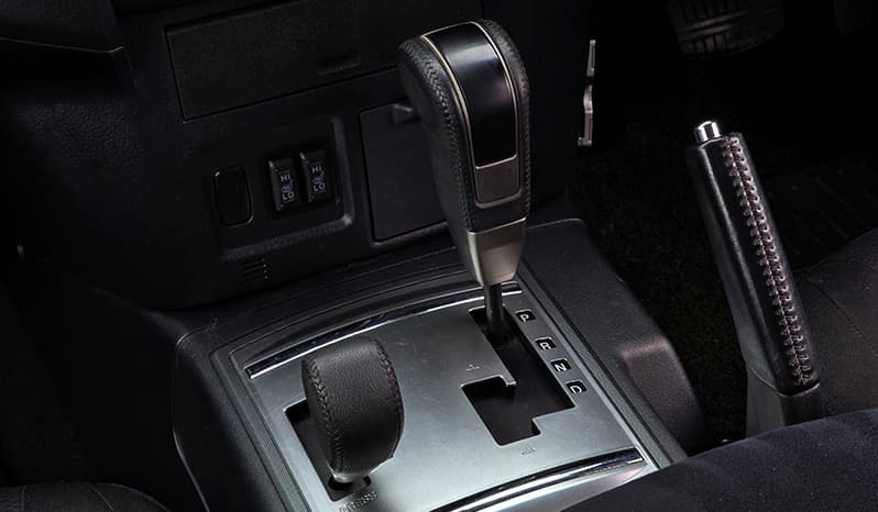 2012 Mitsubishi Pajero image-15