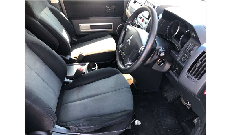 2012 Mitsubishi Delica image-2