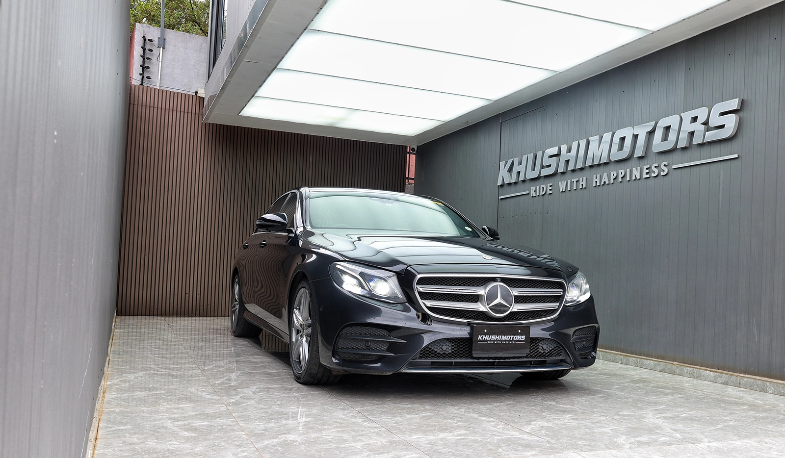 2017 Mercedes-Benz E-Class E220D image-1