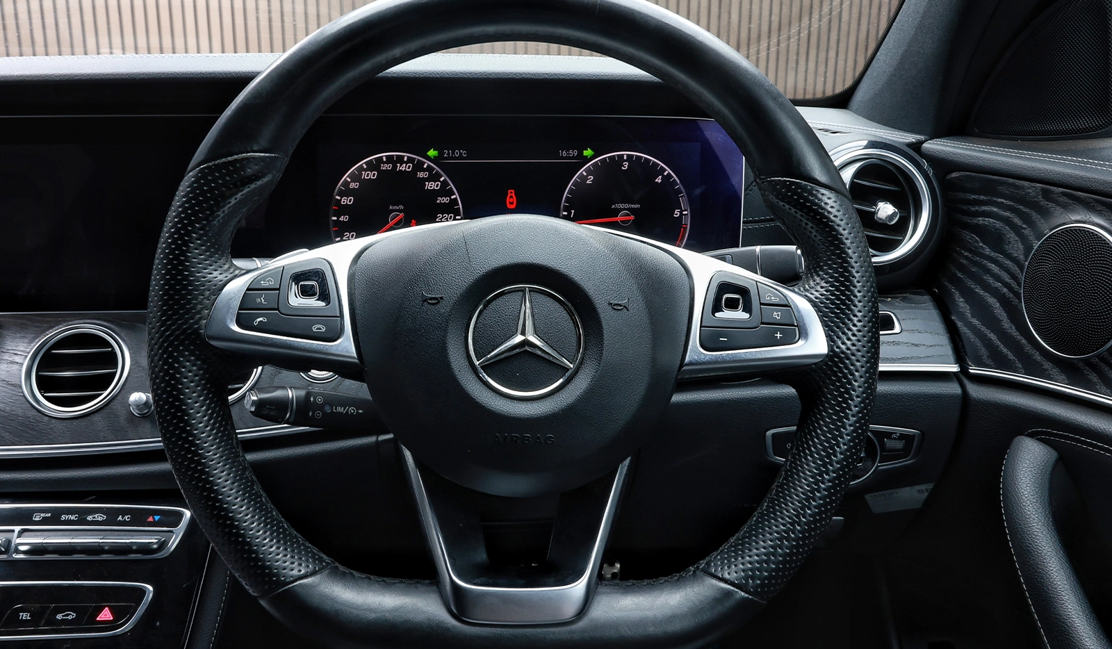 2017 Mercedes-Benz E-Class E220D image-27