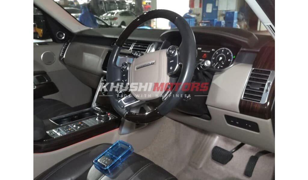 2017 Land Rover Range Rover Vogue image-6