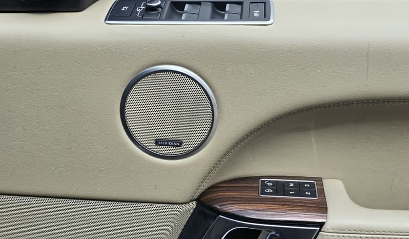 2017 Land Rover Range Rover Vogue image-16