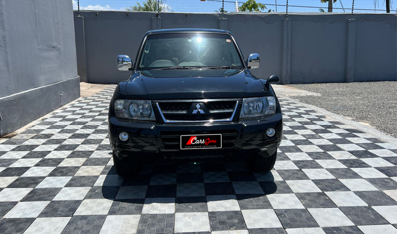 2005 Mitsubishi Pajero image-2
