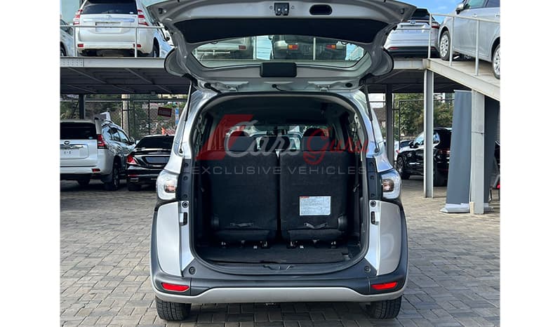 2016 Toyota Sienta XV-Package image-8