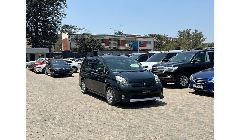 2017 Toyota Isis Platana image-1