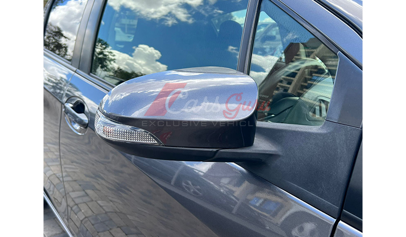 2017 Toyota Vitz F image-5