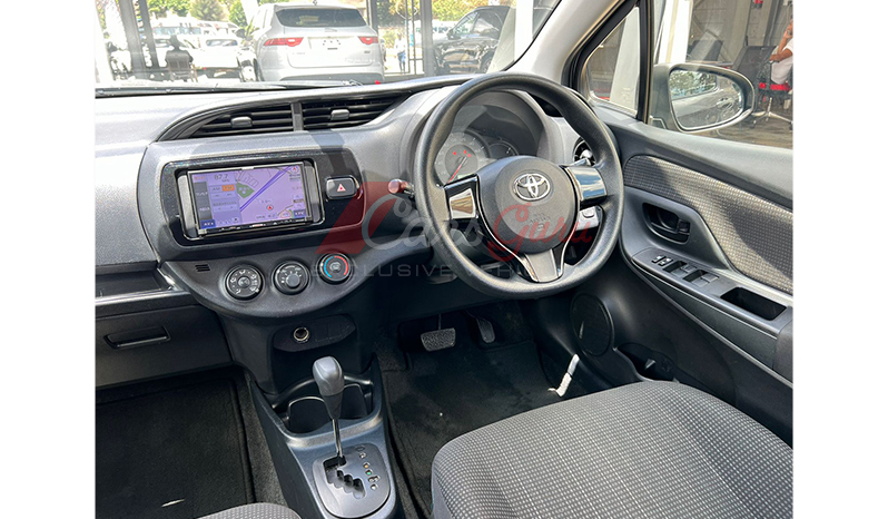 2017 Toyota Vitz F image-7