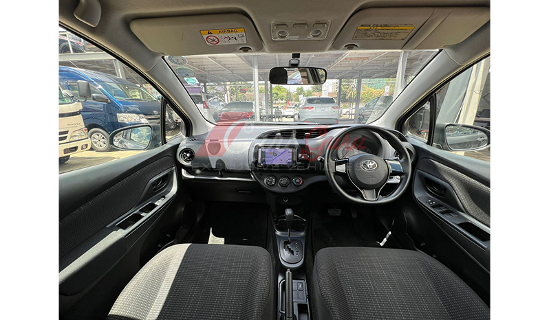 2017 Toyota Vitz F image-8