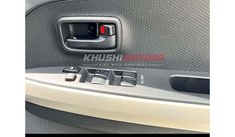 2005 Toyota IST image-6