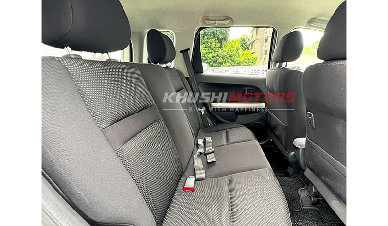 2005 Toyota IST image-9