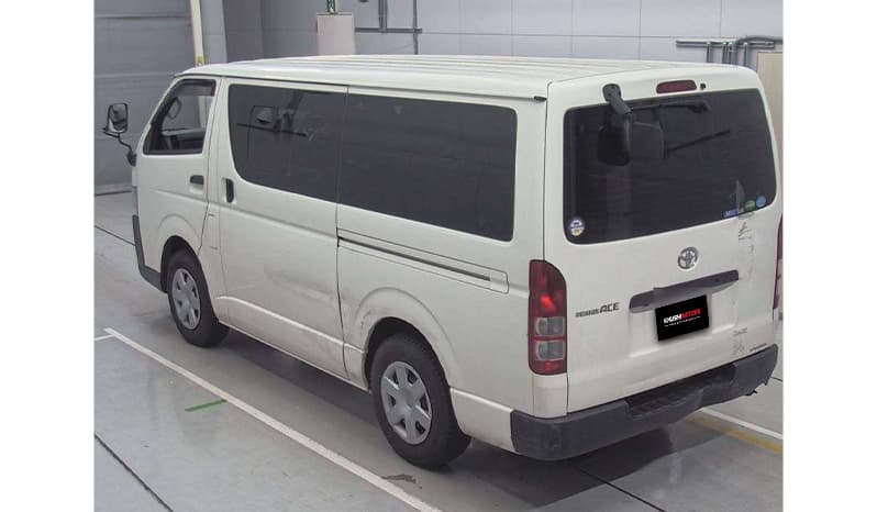 2018 Toyota Regius Van image-9