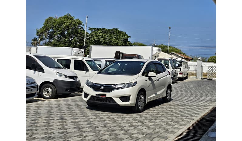 2017 Honda Fit Hybrid image-3