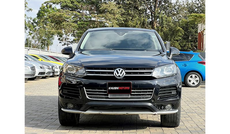2013 Volkswagen Touareg image-1