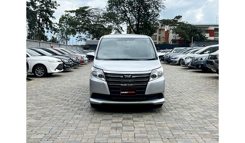 2016 Toyota Noah image-1