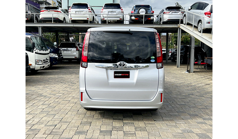 2016 Toyota Noah image-12