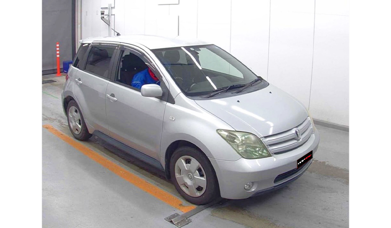 2003 Toyota IST image-1