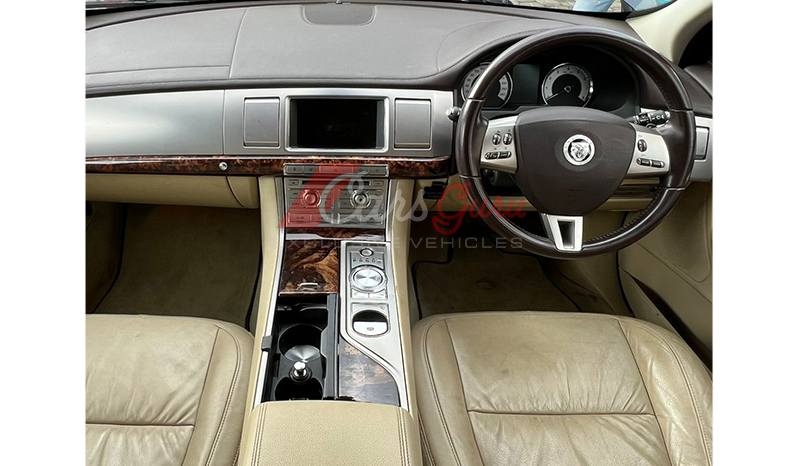 2011 Jaguar Xf image-5