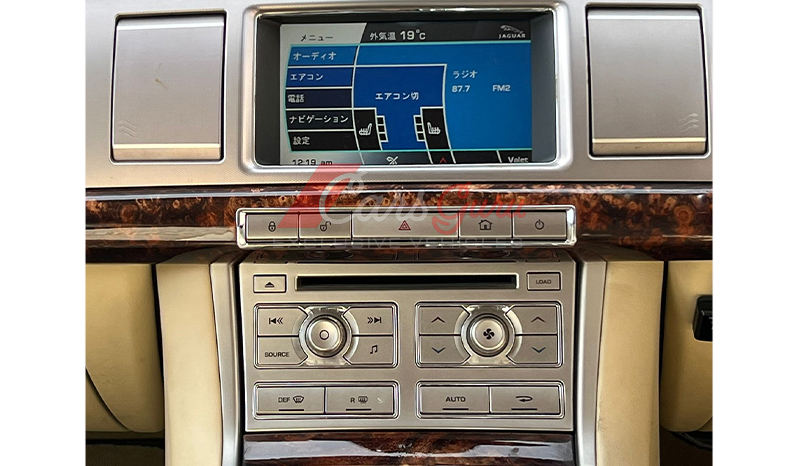 2011 Jaguar Xf image-8