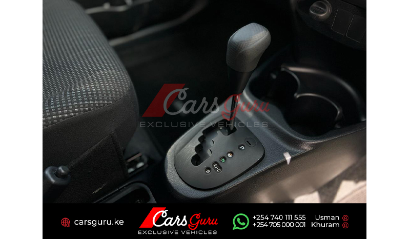 2015 Toyota Vitz image-9