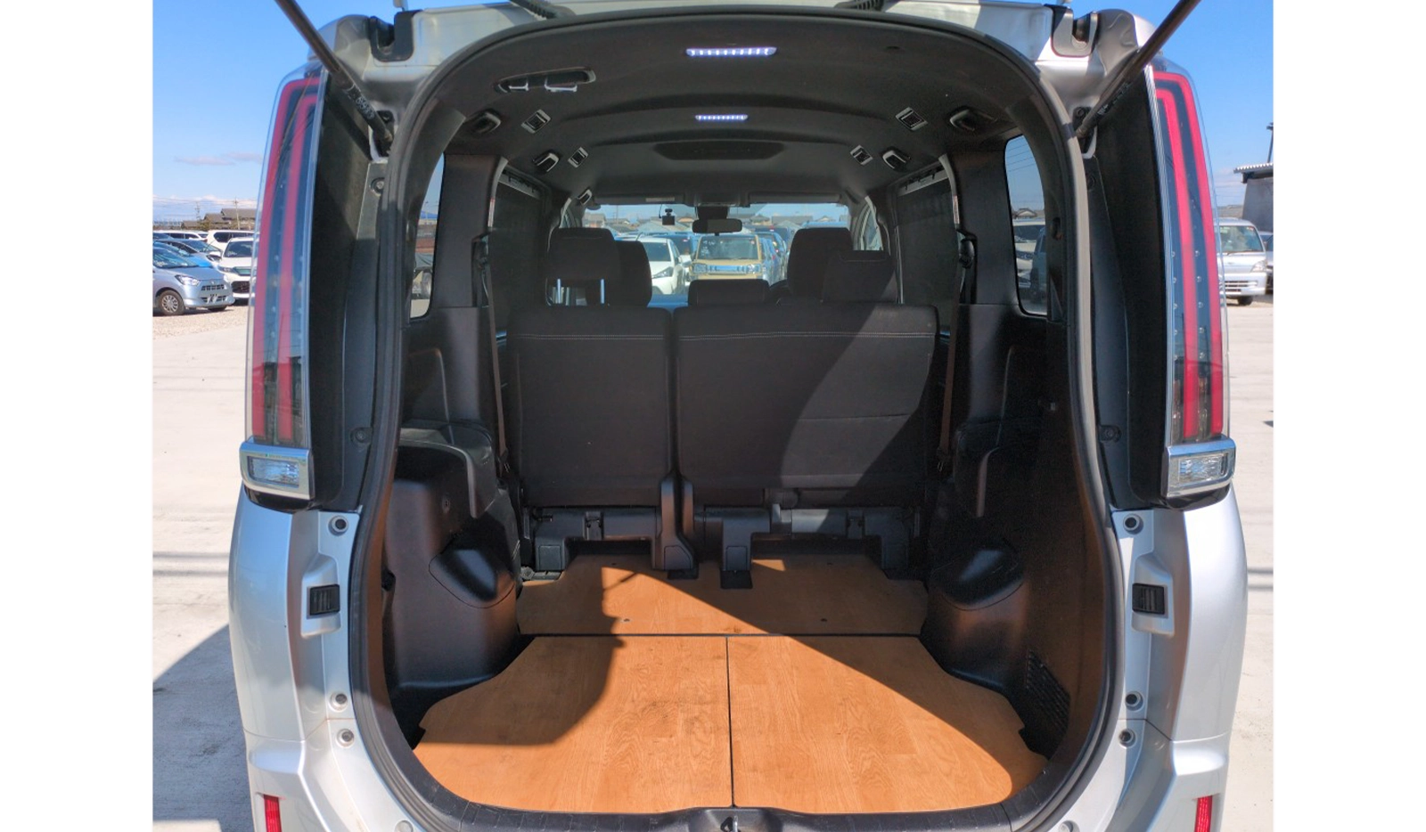 2019 Toyota Esquire Multiutility image-3