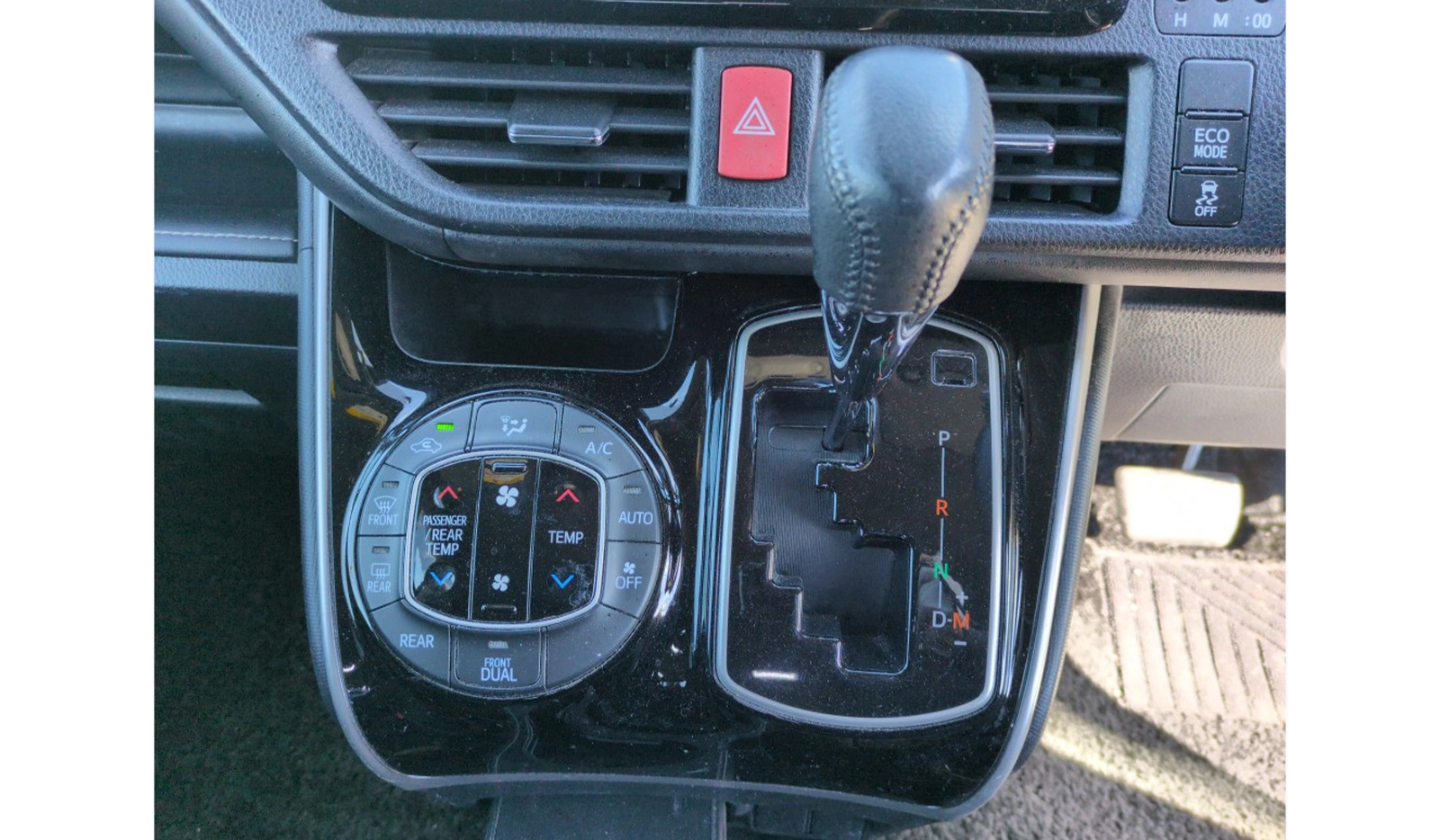2019 Toyota Esquire Multiutility image-8